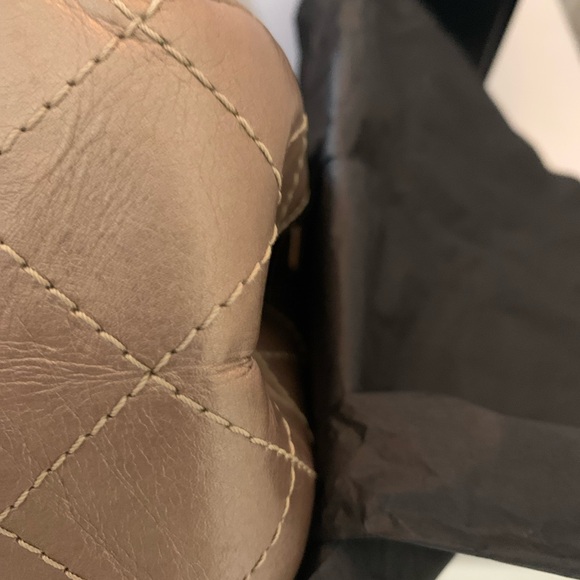 Chanel reissue metallic bag in very good condition. Box, dust bag included. - Picture 4 of 4